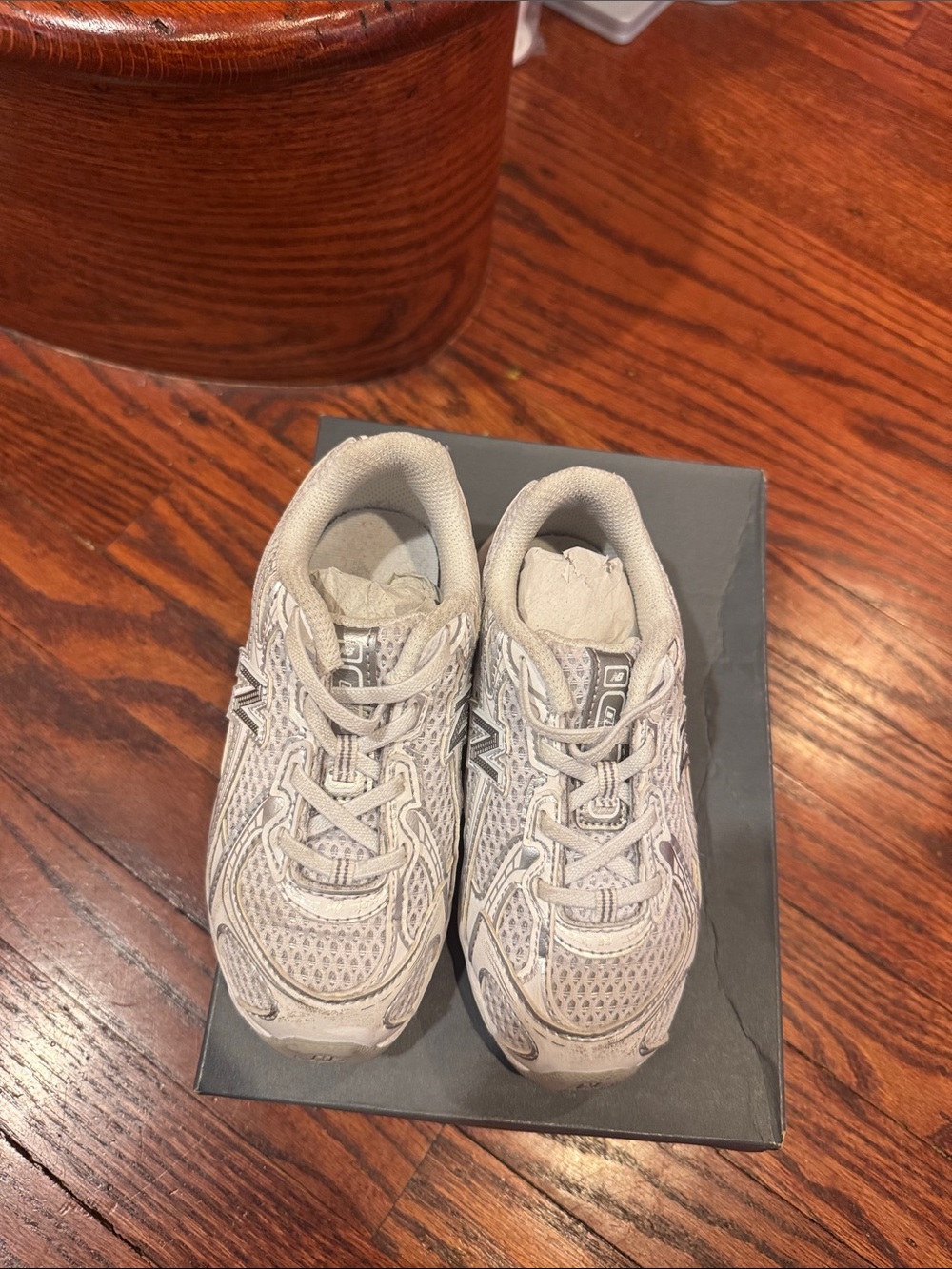 New Balance Kids Light Gray and White Mesh Sneakers. Unisex Preschool size 10